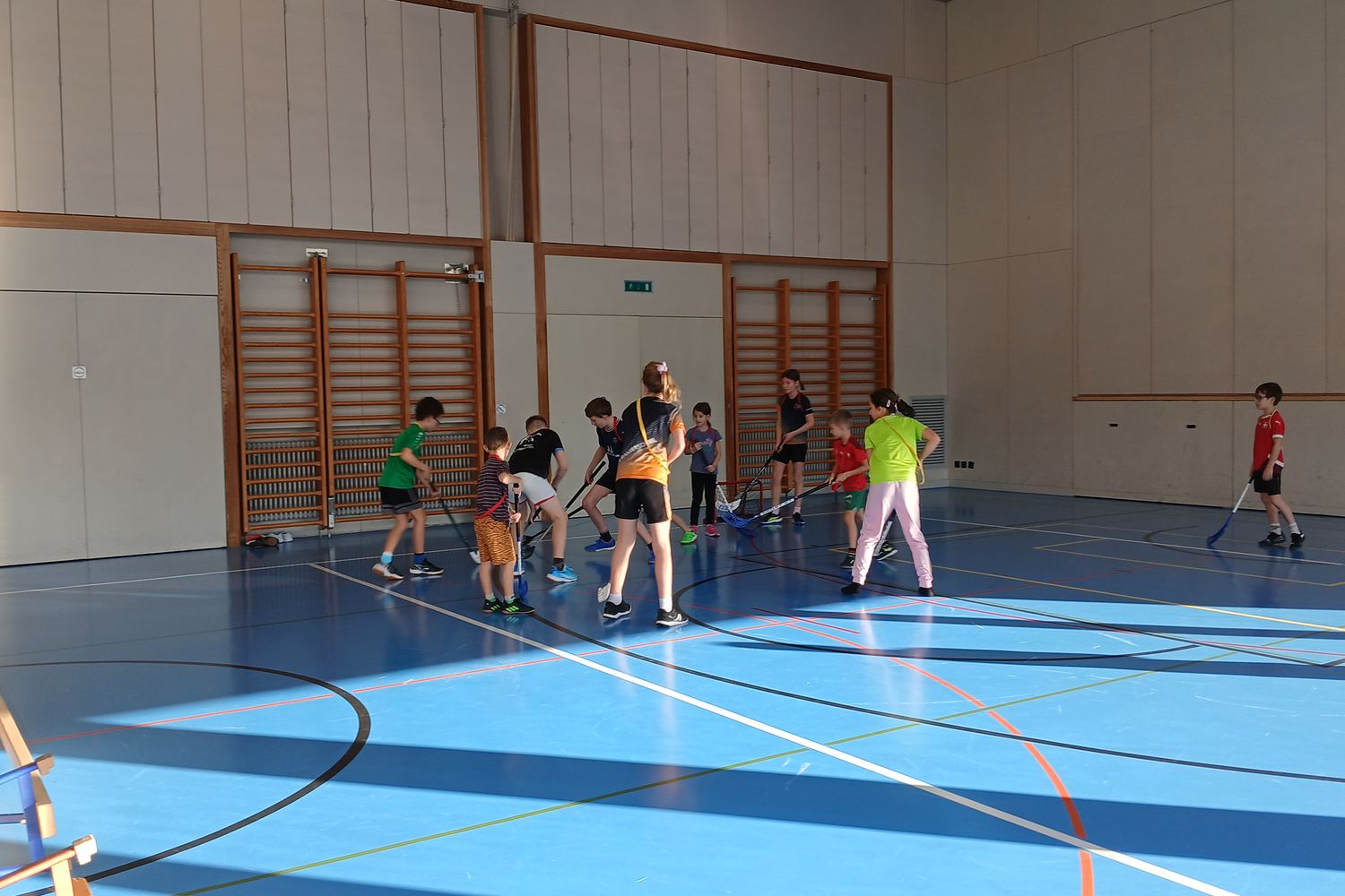 Kinder beim Hallentraining der JO