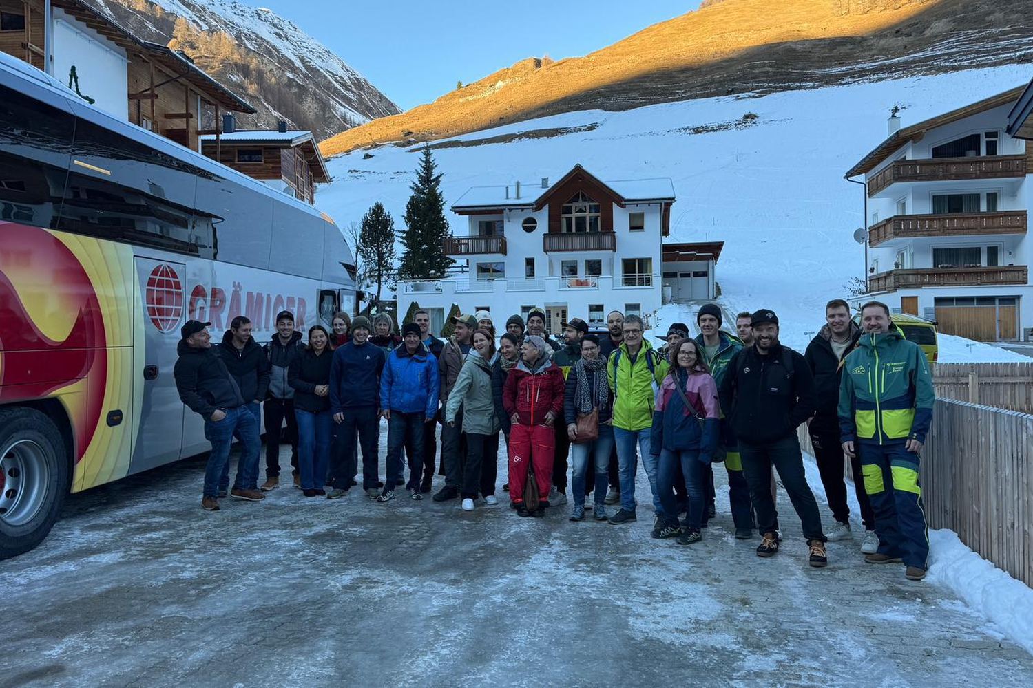 Gruppenbild vor dem Car in Samnaun