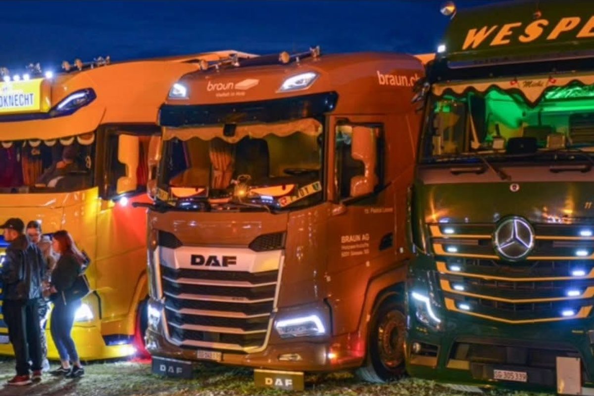 Besucherinnen und Besucher zwischen geschmückten Trucks
