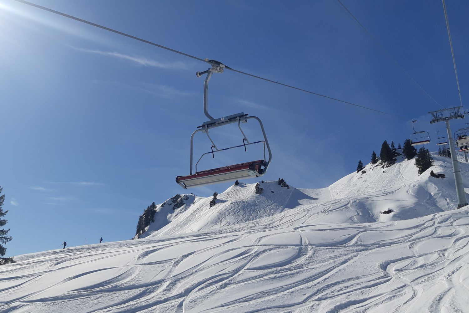 Sessellift und frisch präparierte Piste im Hoch-Ybrig