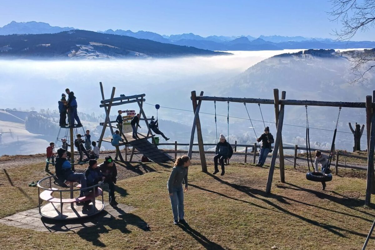 Spielplatz mit Blick über das Nebelmeer