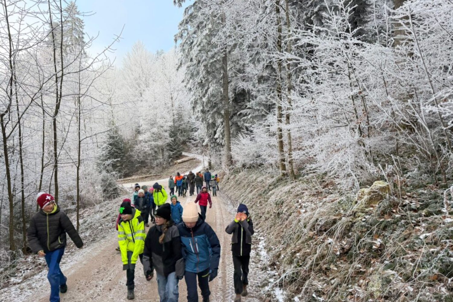 JO-Gruppe auf einem verschneiten Waldweg