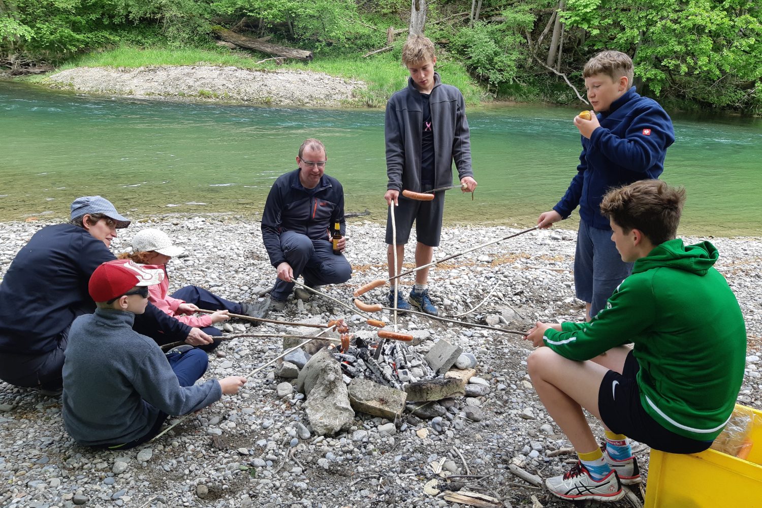 Grillfeuer am Thurufer beim Maibummel