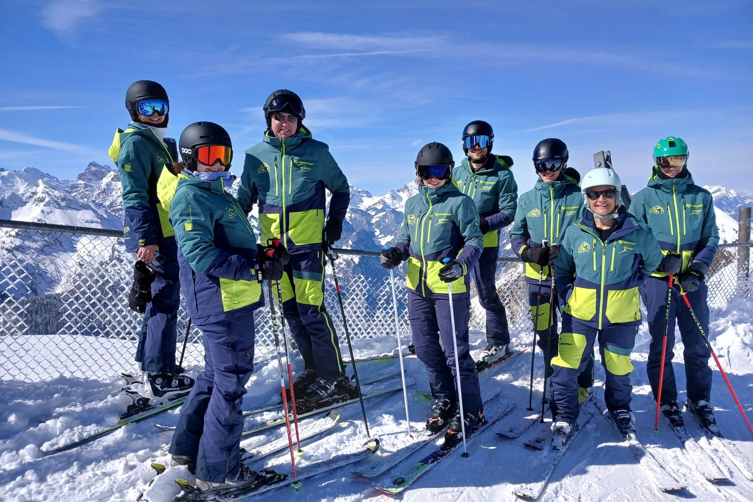JO-Leiterinnen und -Leiter in SCO-Skijacken auf dem Stoos