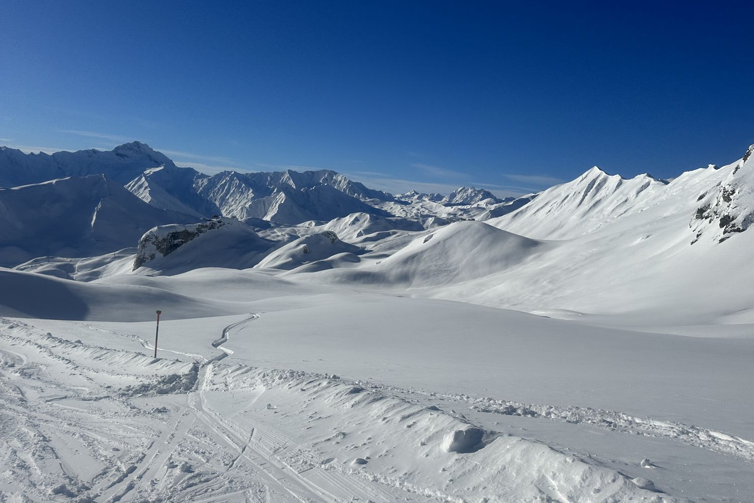 Verschneite Berge im Skigebiet Samnaun